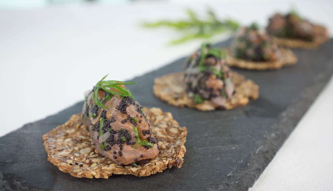 Tartare de saumon de Norvège et œufs de lompe 