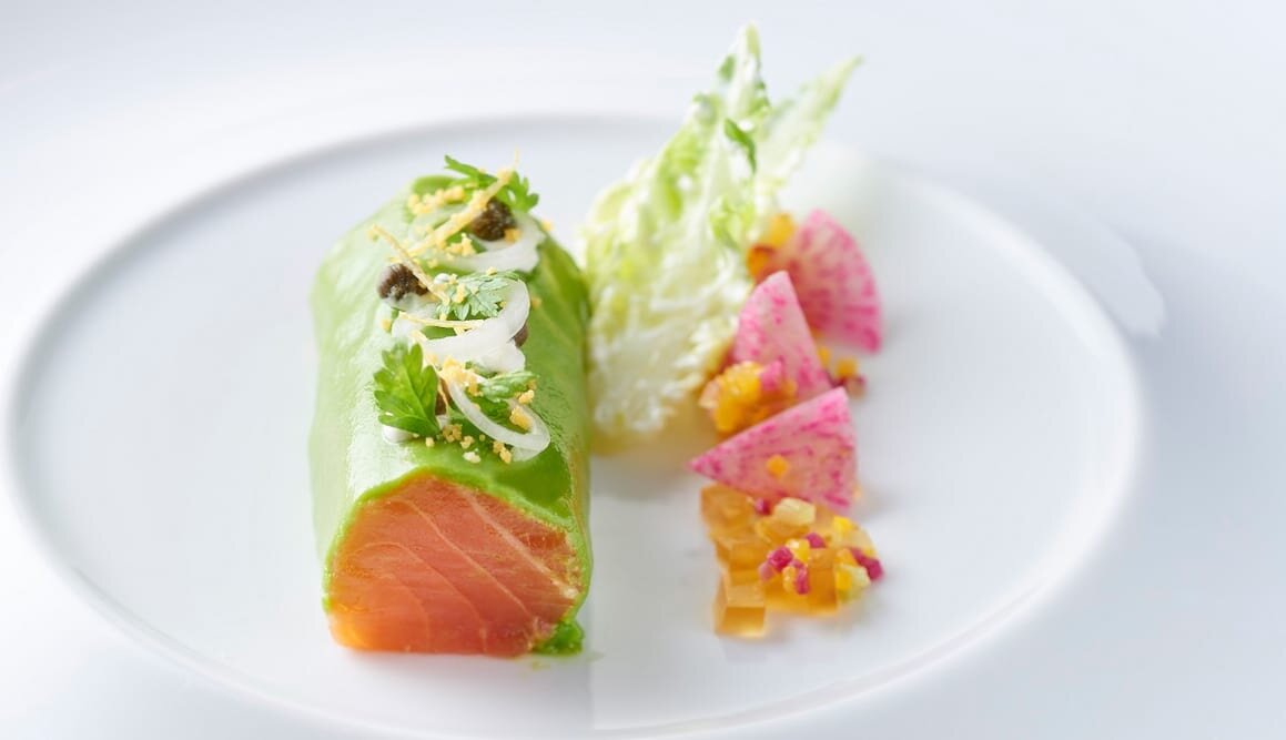 Bûche de Saumon fumé de Norvège à la parisienne, eau de tomates, mimosa