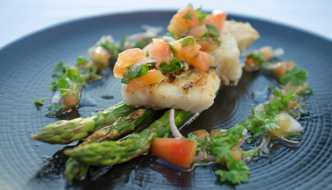 Barbecue de morue de Norvège, asperges et sauce vierge 