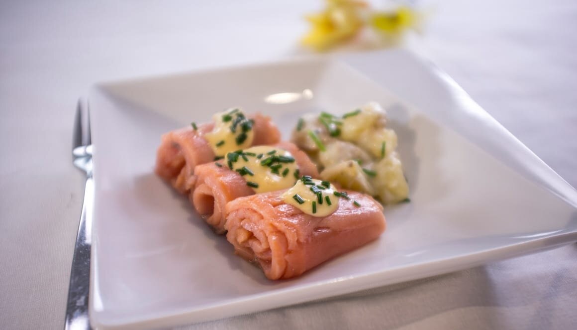 Roulés de saumon de Norvège fumé, pommes de terre à l’aneth et sauce moutarde 