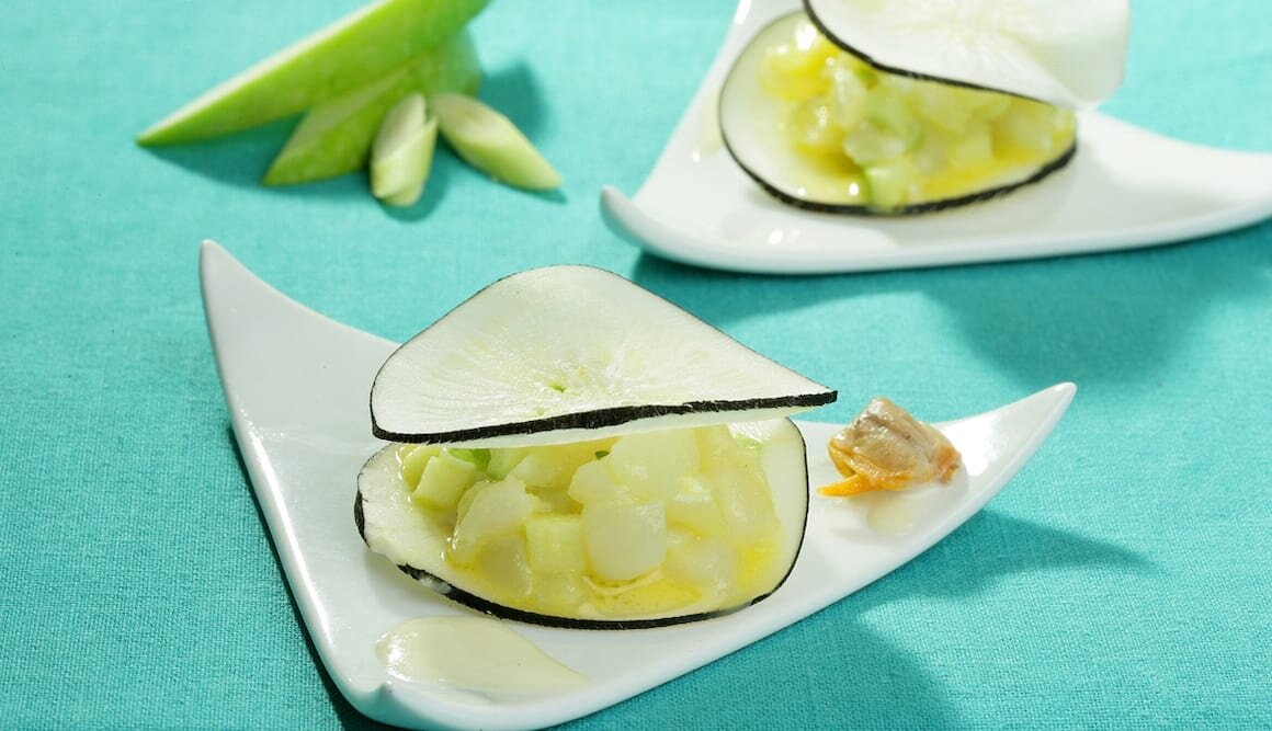 Bouchée de tartare de cabillaud de Norvège au radis noir et jus de coquillage