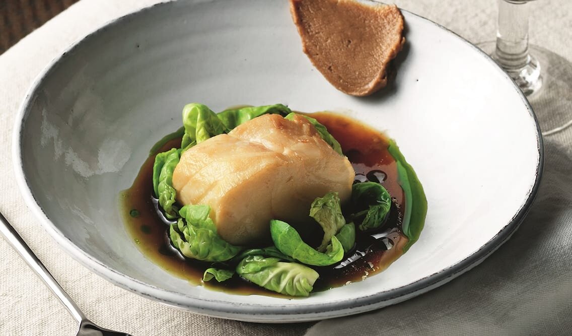 Skrei poché au bouillon de chou blanc, choux de Bruxelles