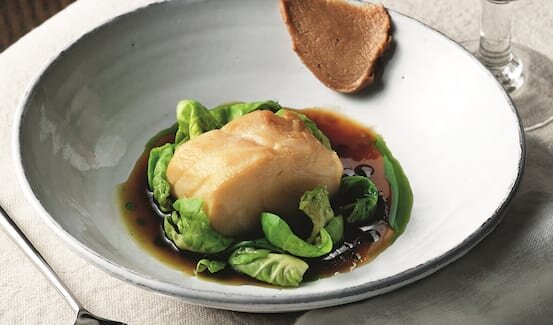 Skrei poché au bouillon de chou blanc, choux de Bruxelles