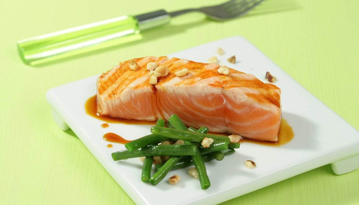 Saumon de Norvège laqué au caramel à l’orange, haricots verts aux noisettes