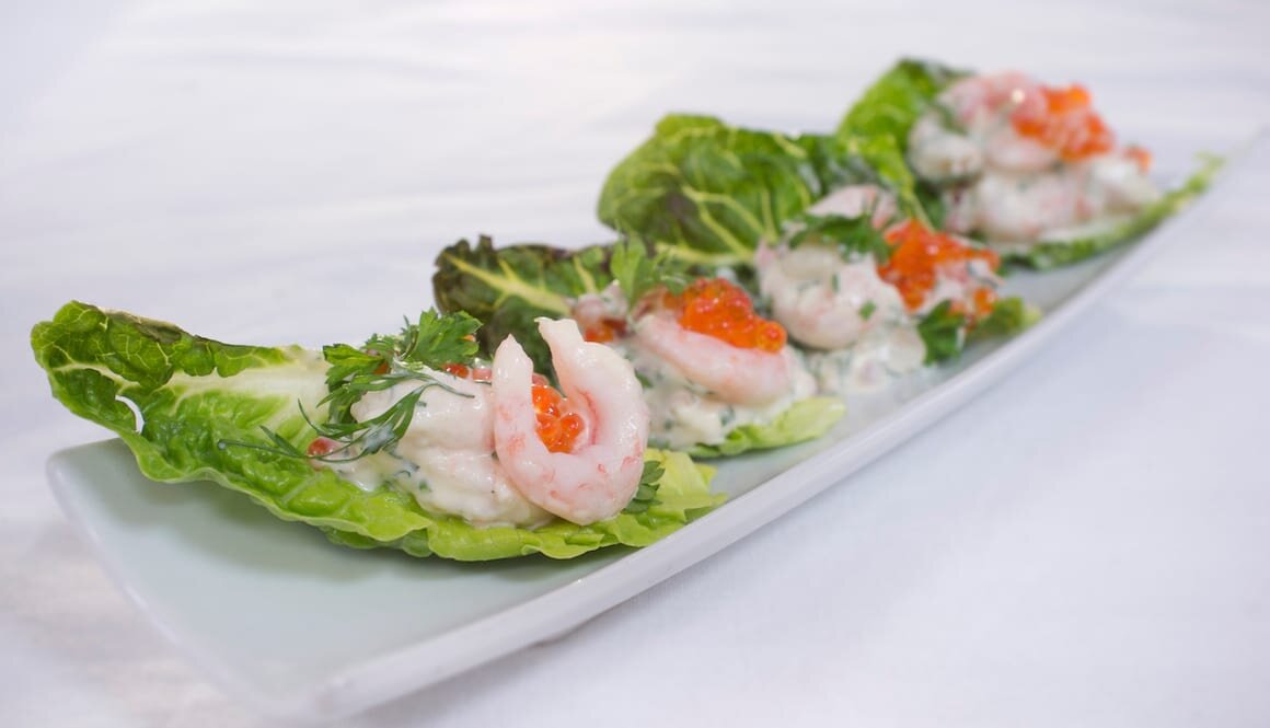 Crevettes et salade grillée