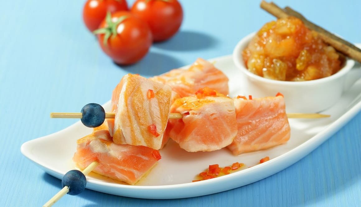 Brochettes de saumon de Norvège au citron vert et chutney de tomates