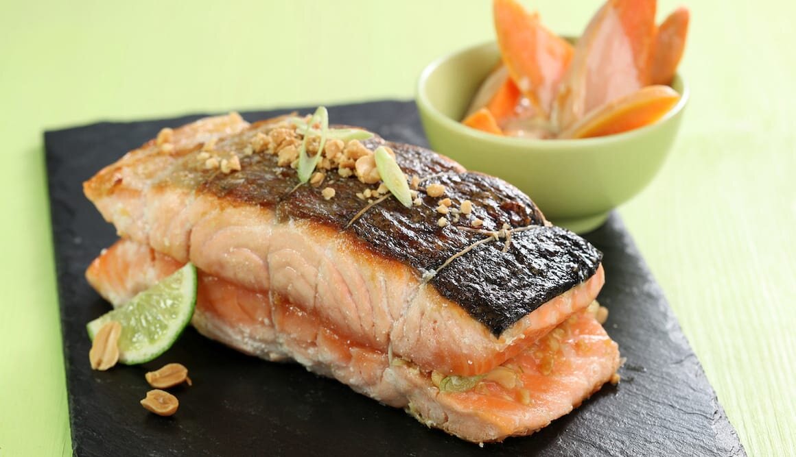 Rôti de Saumon de Norvège au barbecue, cacahuètes et patates douces au lait de coco