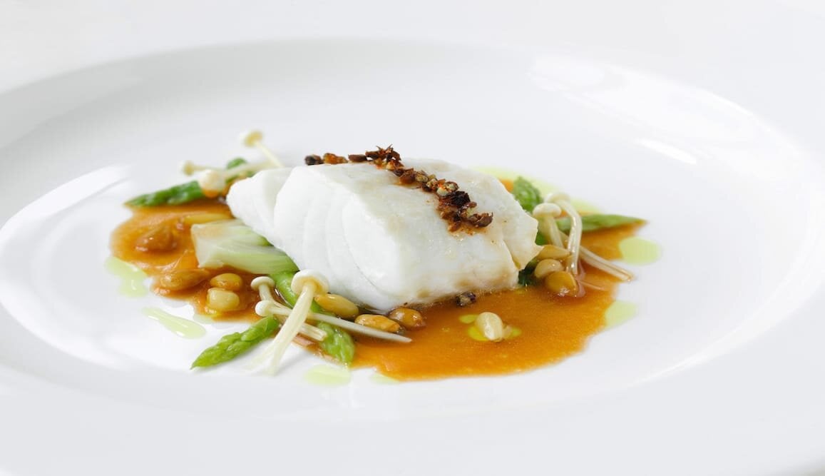 Cabillaud de Norvège infusé, sauce aux pignons de pin et huile de curry