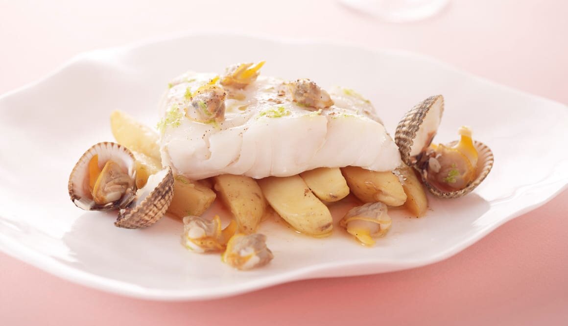 Dos de Cabillaud de Norvège à la vapeur de citron vert, coques et pomme de terre fondantes 