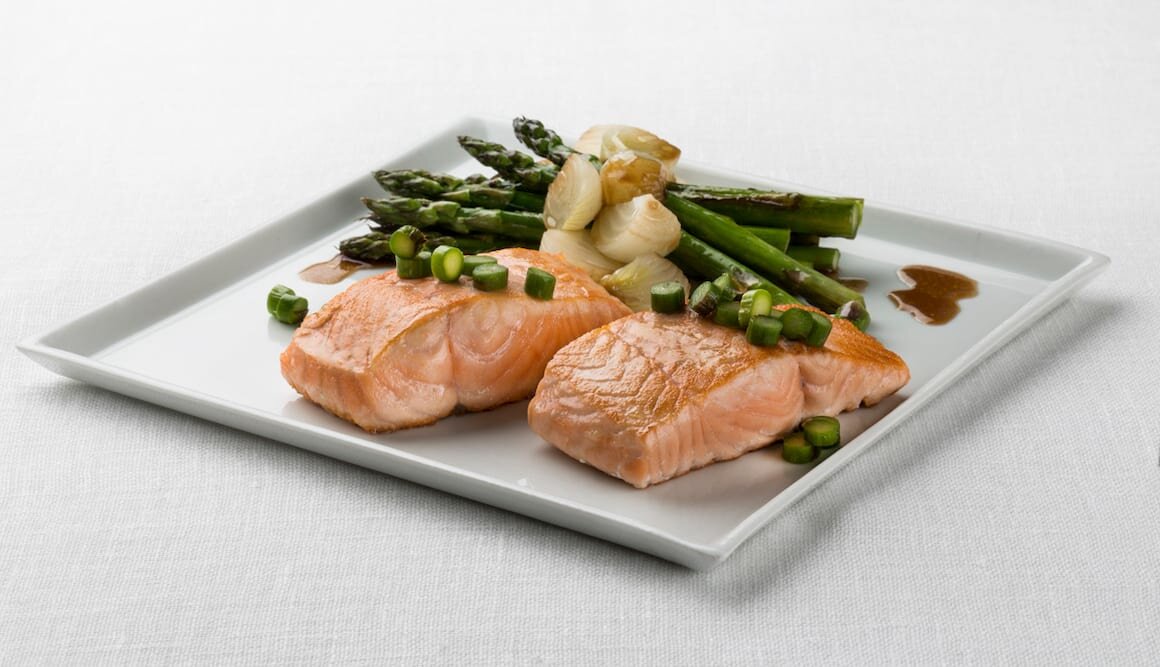 Saumon de Norvège asperges vertes, oignons