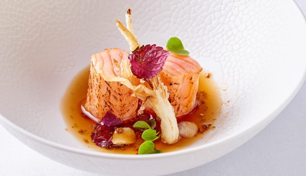 Saumon de Norvège confit bouillon fermenté aux champignons et son râpé de beurre noisette