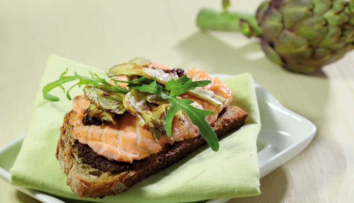 Escalopes de Saumon de Norvège grillées au barbecue, bruschetta tapenade et artichauts grillés