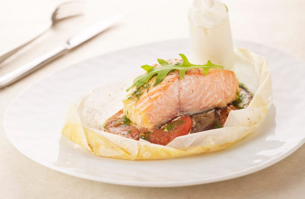 Papillote de Saumon de Norvège aux tomates et aubergines à la mozzarella