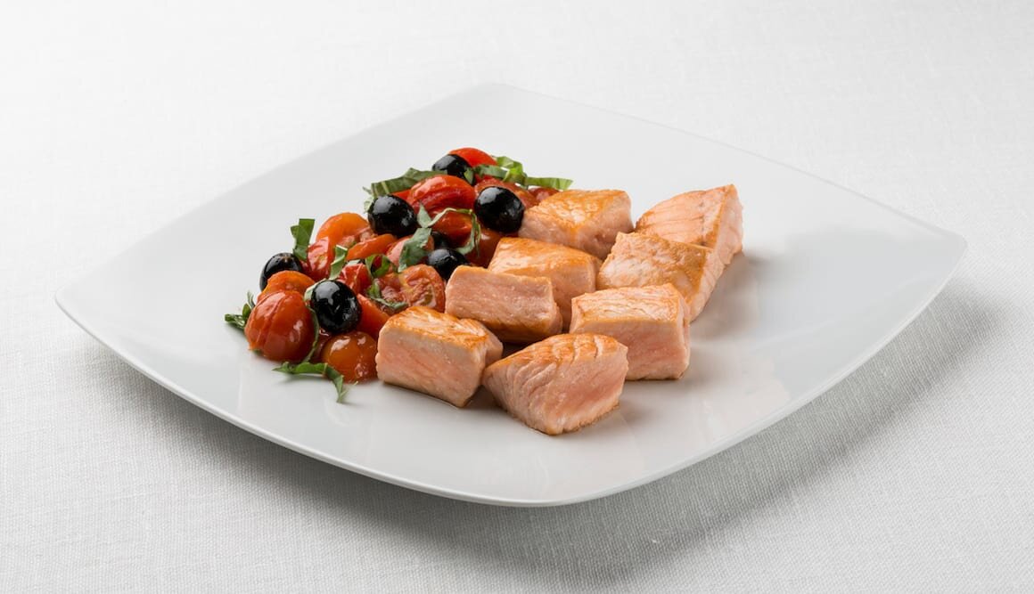 Dés de Saumon de Norvège, tomates cerise, olives et basilic