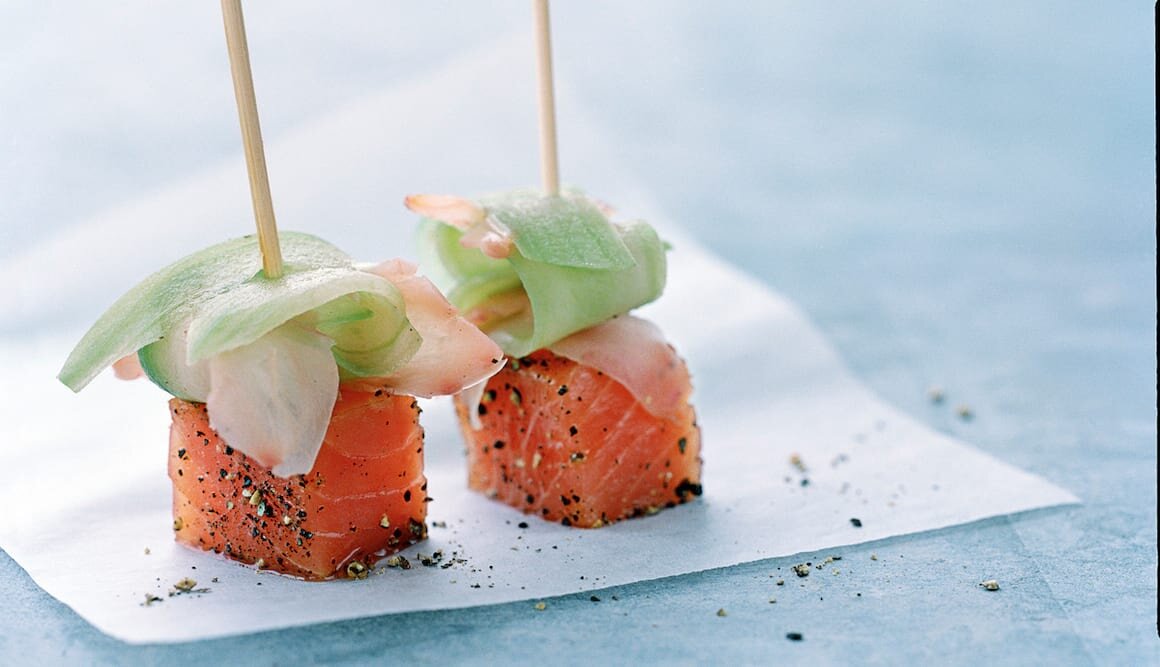 Sucettes de saumon de Norvège au gingembre mariné et concombre frais