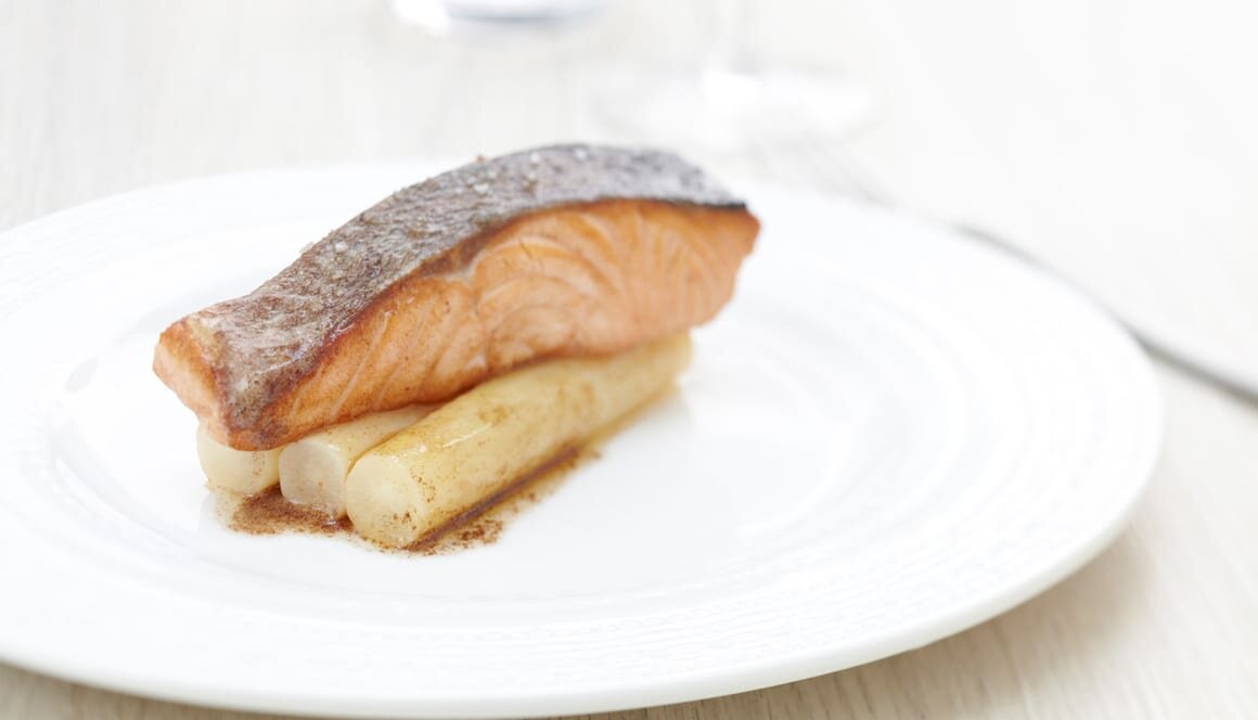 Dos de saumon de Norvège grillé et salsifis parfumés au gingembre