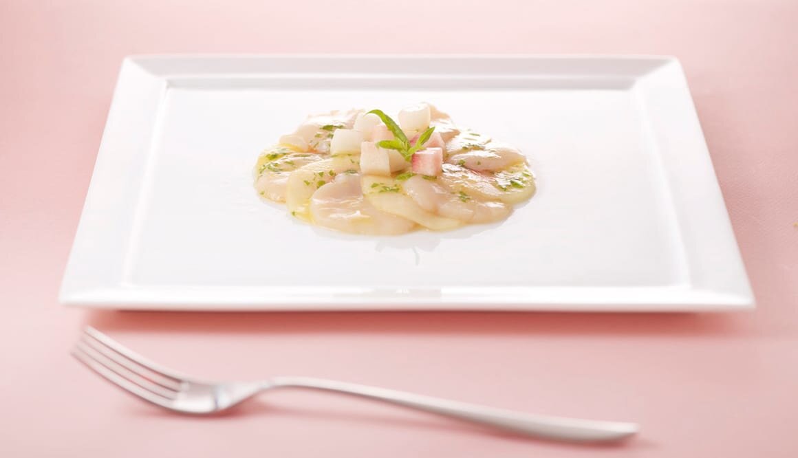 Carpaccio de Saint-Jacques de Norvège à la pêche parfumée à la verveine 