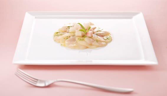 Carpaccio de Saint-Jacques de Norvège à la pêche parfumée à la verveine 