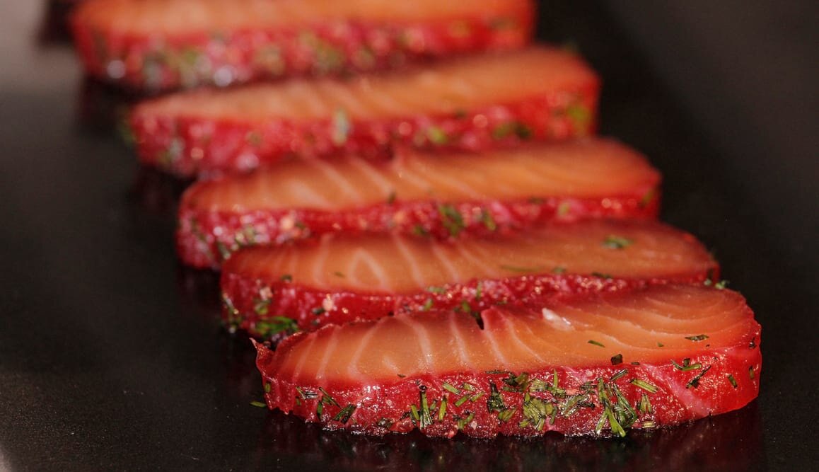 Saumon de Norvège gravlaks aux betteraves