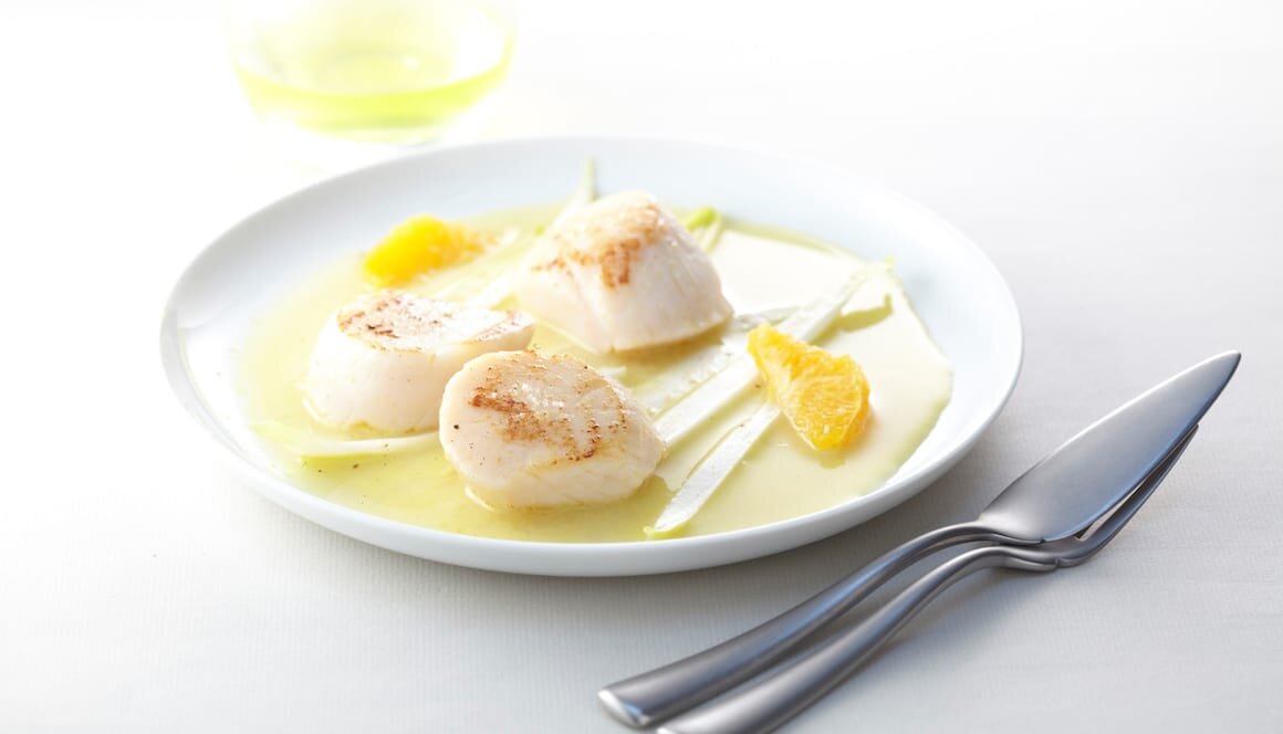 Saint-Jacques de Norvège grillées et bouillon d’endives à l’orange vanillée
