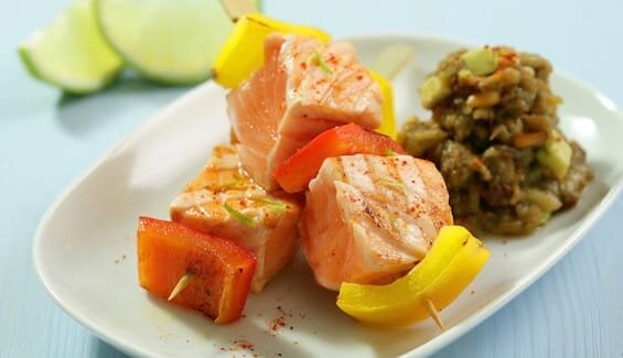 Brochette de saumon de Norvège, aux poivrons et caviar d’aubergines froid à l’avocat