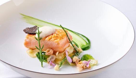 Saumon de Norvège cuit à basse température, coquillages et choux au pluriel