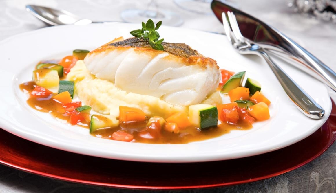 Filet de cabillaud de Norvège grillé, sur purée de pommes de terre et céleri, sauce au vin rouge