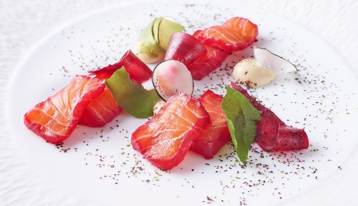 Saumon de Norvège sucré et salé jus de betterave, radis, tuile d’algues et caviar d’aubergines