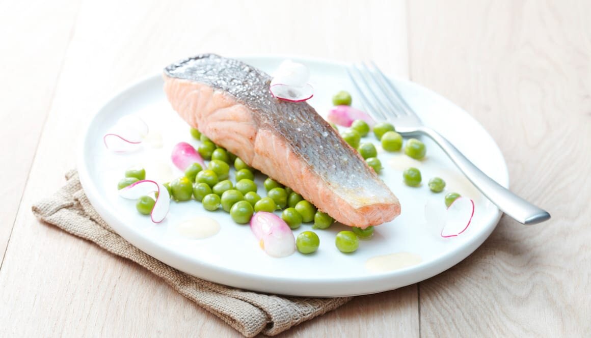 Saumon de Norvège meunière, petits pois et radis à l’orange mentholée