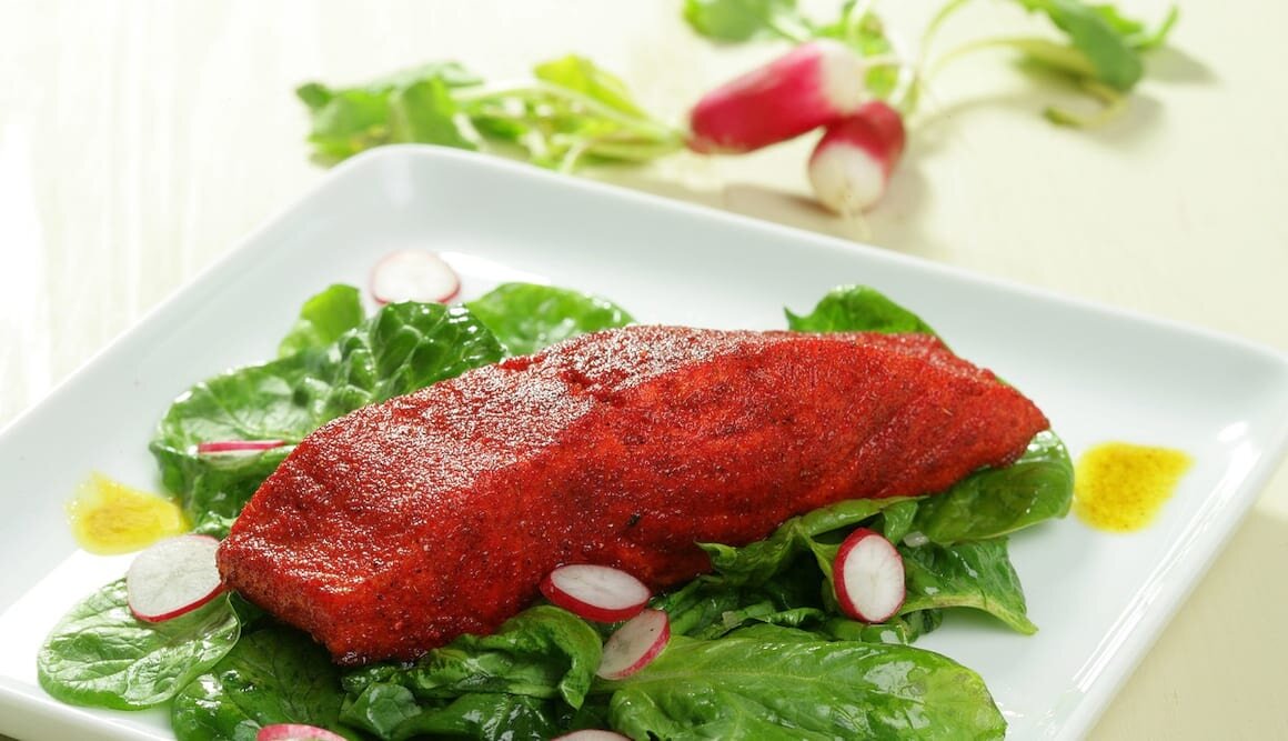 Pavé de saumon de Norvège aux épices tandoori, salades de pousses d’épinard et radis roses