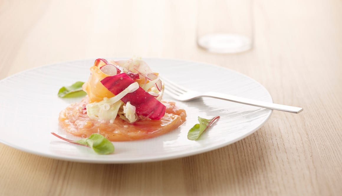 Saumon de Norvège mariné au miel et légumes croquants aux amandes