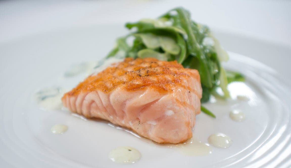 Saumon de Norvège grillé, salade et sauce au concombre