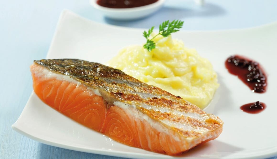 Pavé de saumon de Norvège grillé à l’unilatéral, sauce échalote et vin rouge, purée grand Chef