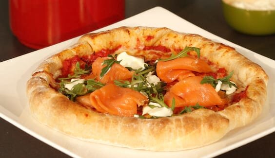 Pizza saumon de Norvège fumé et mozzarella