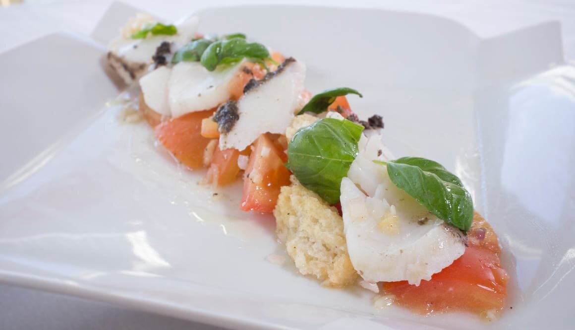 Effeuillé de cabillaud de Norvège et salade Panzanella