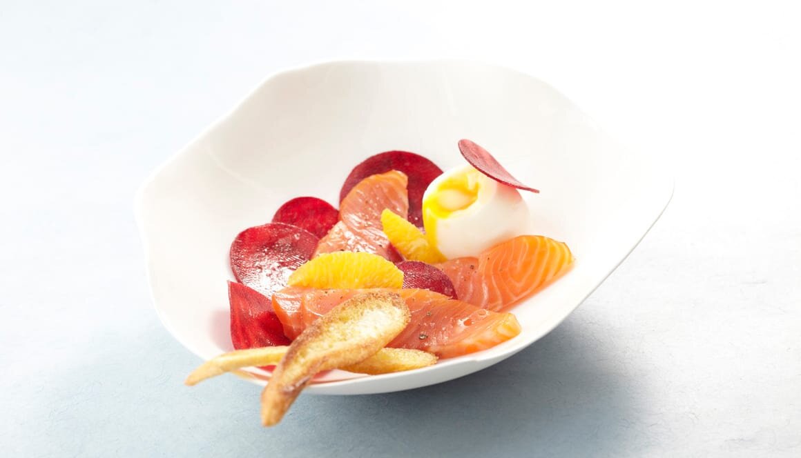 Cœur de saumon de Norvège fumé, œuf mollet, betterave à l’orange