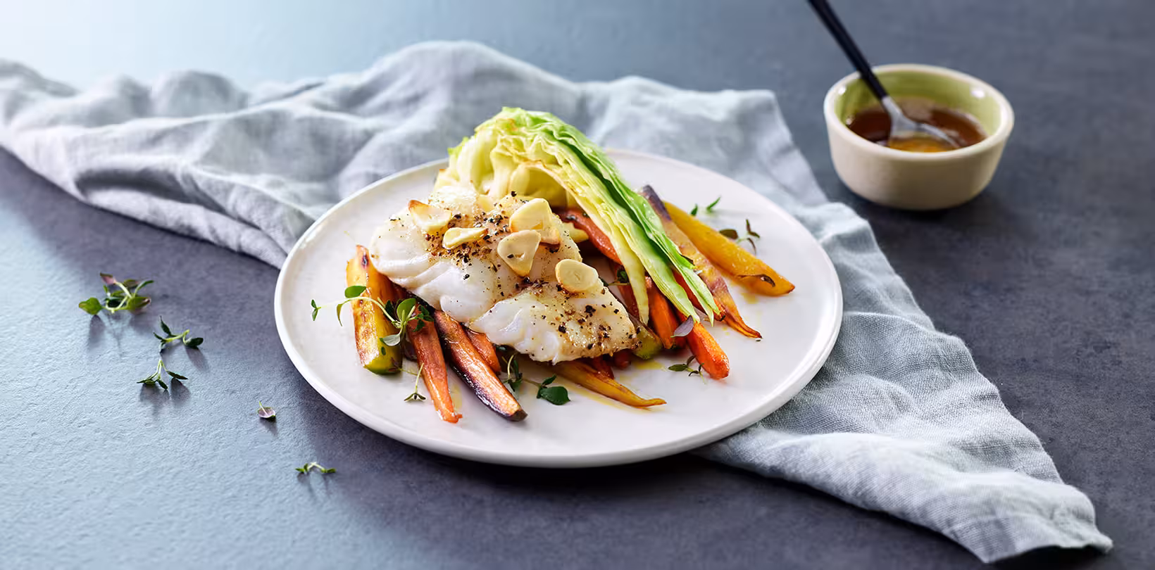 Cabillaud au four à la sauce au beurre et au chou pointu