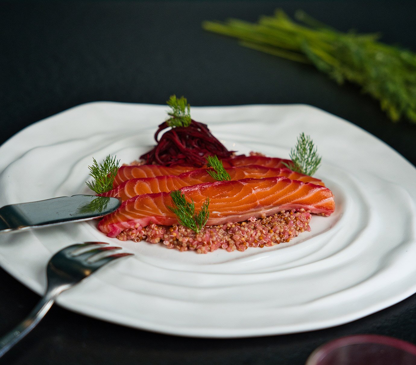 Saumon de Norvège façon gravlaks au jus de betterave, quinoa croquant et sauce moutarde
