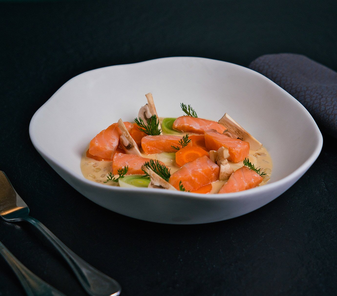 Ventrèche de saumon de Norvège pochée, sauce Fiskesuppe façon blanquette