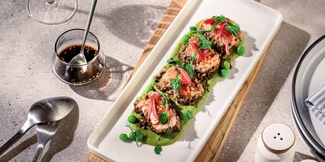 Tataki de saumon de Norvège aux petits pois de printemps