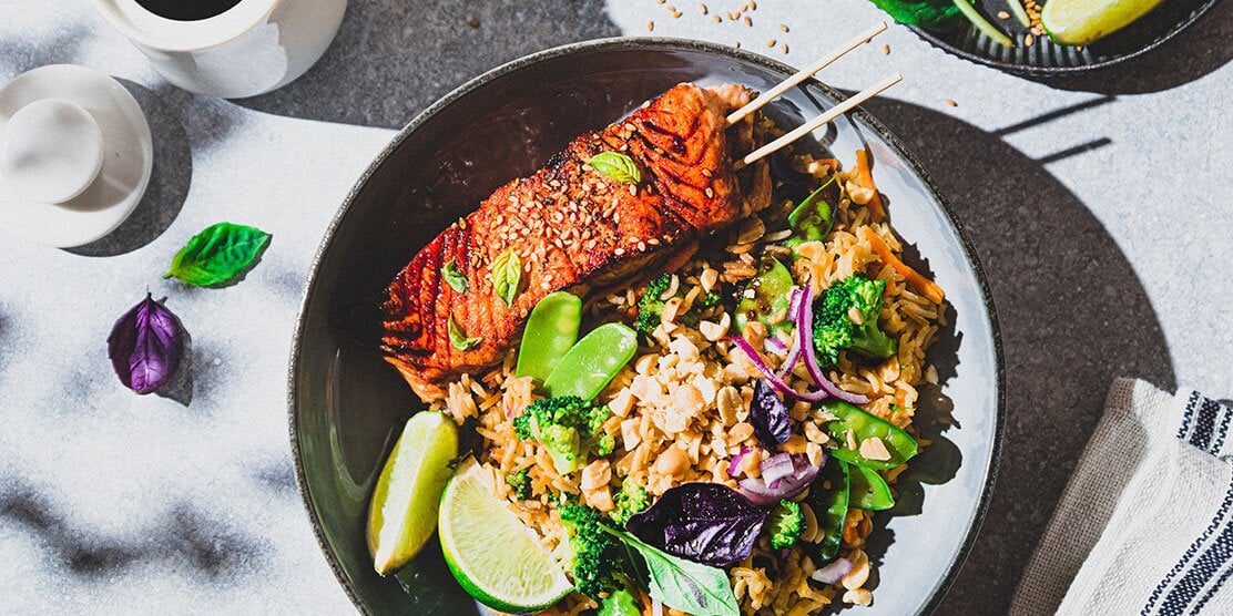 Brochettes yakitori de saumon de Norvège au barbecue