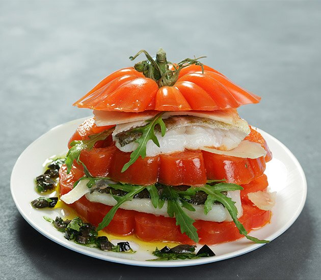 Mille-feuille de tomates cœur de bœuf et de cabillaud de Norvège