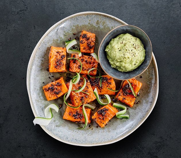 Truite des Fjords sauce au poivre noir et crème d'avocat