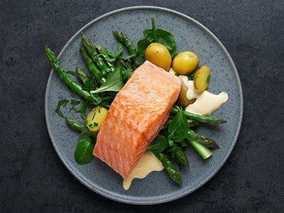 Saumon de Norvège poêlé et asperges vertes