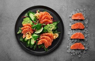 Sashimi de saumon de Norvège en salade