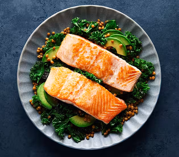 Saumon de Norvège grillé, chou kale et lentilles