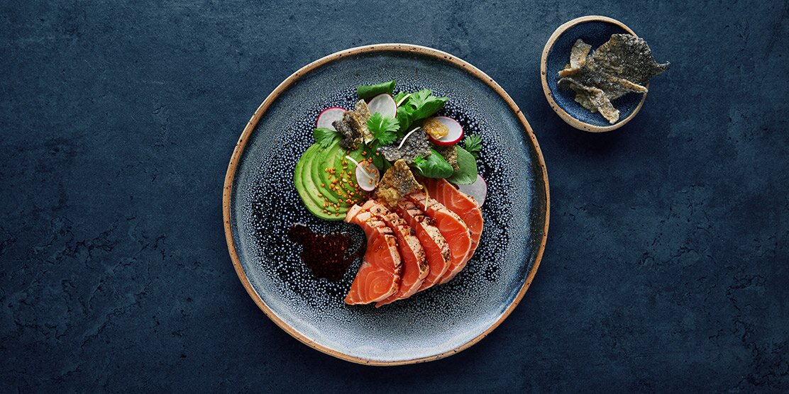 Tataki de saumon de Norvège et chips de peau de saumon