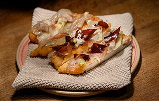 Filet de skrei rôti avec dulse, lard, poireau et mayonnaise à la truffe de mer