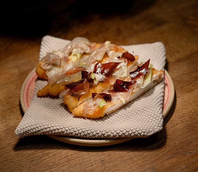 Filet de skrei rôti avec dulse, lard, poireau et mayonnaise à la truffe de mer