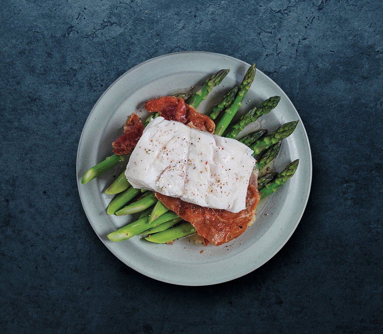 skrei poché accompagné de jambon cru
